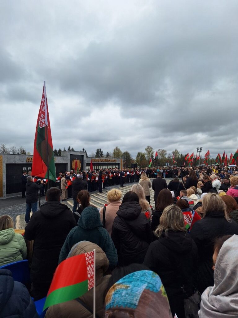 1 мая у Музея Славы открыли обновленную областную Доску почета Могилевщины